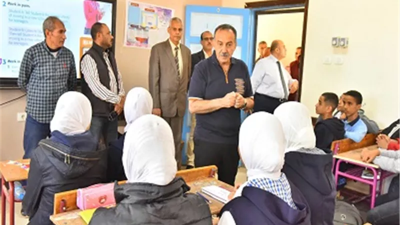 محافظ أسيوط يكرم الطلاب المتفوقين بمدرسة جمال عبد الناصر الثانوية