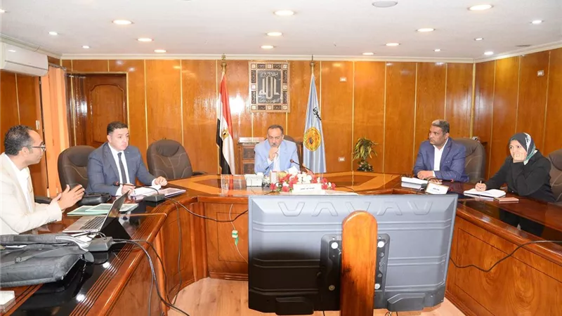 محافظ أسيوط يترأس إجتماع عرض موقف المشروعات المنفذة بمركز أبنوب