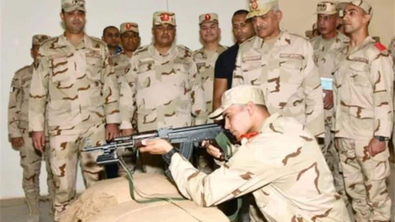 وزير الدفاع يتفقد مراكز تدريب إعداد وتأهيل المجندين بالقوات المسلحة