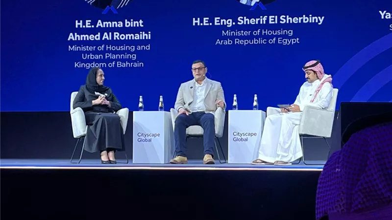 وزير الإسكان يستعرض التجربة العمرانية المصرية