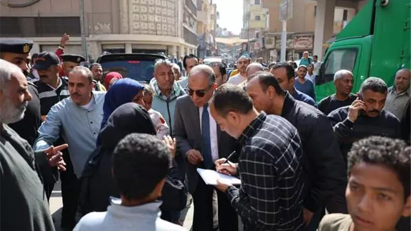 محافظ المنيا يتفقد منفذ مؤسسة “حياة كريمة” لتقديم السلع