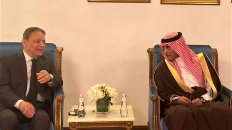 كرم جبر يهنئ وزير الإعلام السعودى بنجاح القمة العربية الإسلامية