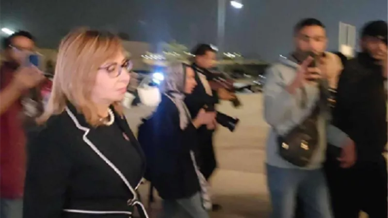 بالصور.. منى الشاذلى ولميس الحديدى فى عزاء والدة مفيدة شيحة