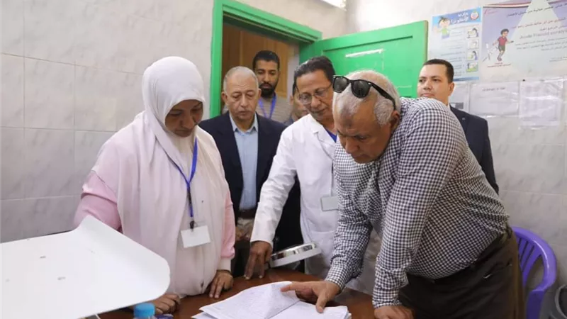 محافظ الوادي الجديد يدعم مستشفى الداخلة بمبلغ ٢ مليون و١٥٠ الف
