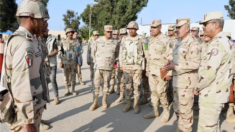 الفريق أحمد خليفة رئيس الأركان يتفقد عناصر القوات المسلحة المتمركزة شرق القناة