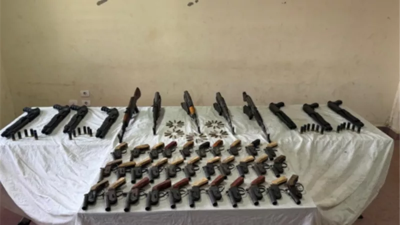 القبض على عامل يدير ورشة لتصنيع الأسلحة النارية بالفيوم