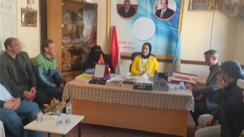 وكيل وزارة تعليم مطروح تتابع سير العمل بإدارة براني التعليمية