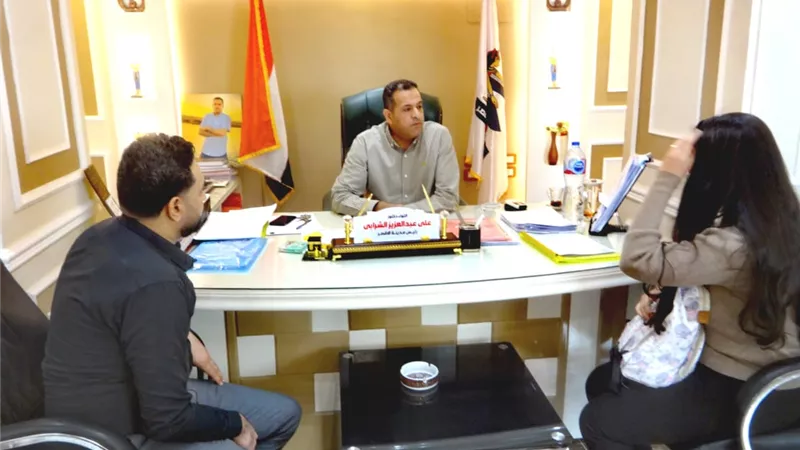 رئيس مدينة الأقصر يبحث ١٢ طلبا للمواطنين فى اليوم المفتوح