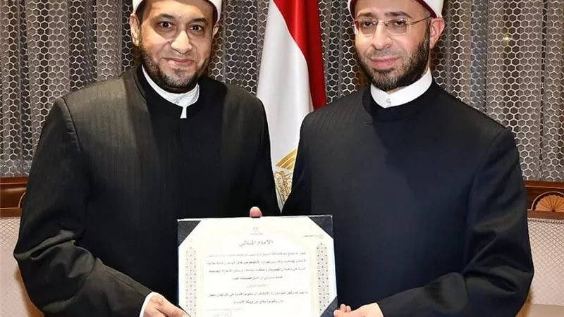 خصص مكافأة مالية له.. وزير الأوقاف يكرم الإمام المثالي