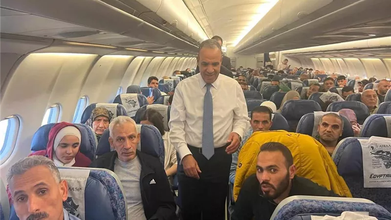 وزير الخارجية يصطحب ٢٩٤ مواطنًا لإعادتهم من لبنان إلى أرض الوطن