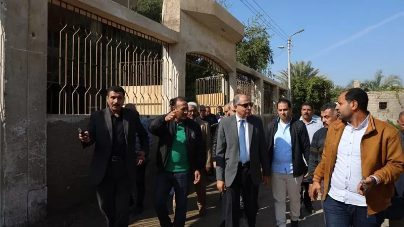 محافظ المنيا يتفقد مجمع خدمات