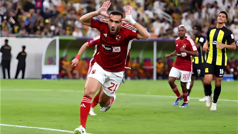 الأهلي يحسم مصير علي معلول