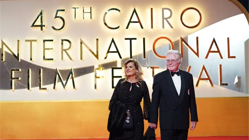 الفنان حسين فهمى يستقبل وزير الثقافة بمهرجان القاهرة السينمائي