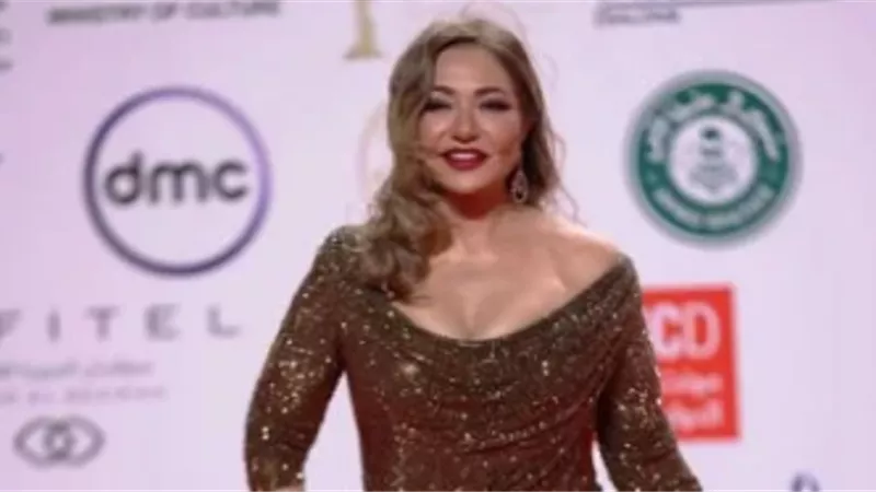 ليلى علوى وسوسن بدر على السجادة الحمراء للقاهرة السينمائى