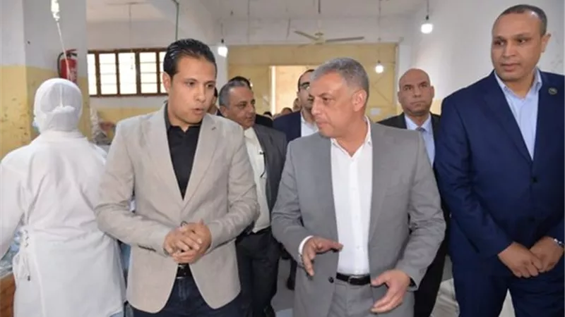 محافظ الإسماعيلية يتفقد مصنع نسيج ومفروشات بالقنطرة شرق