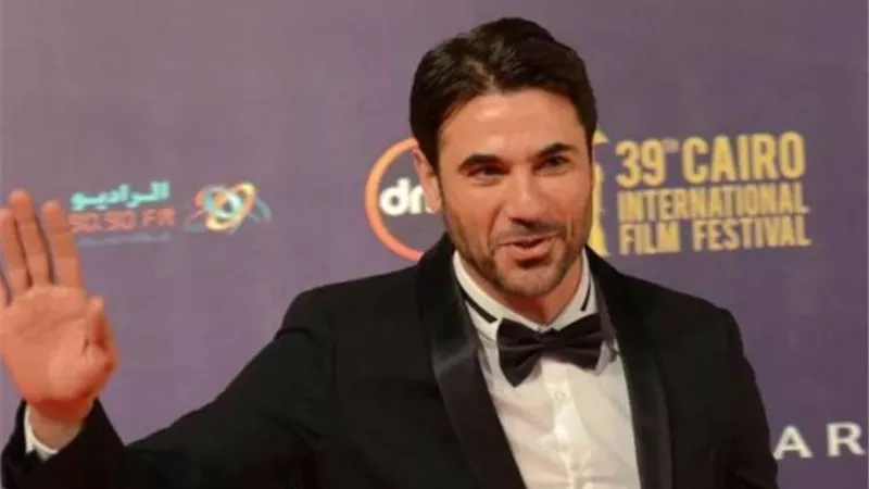 أحمد عز يفاجئ جمهور مهرجان القاهرة بإهدائه جائزة التميز لعادل إمام