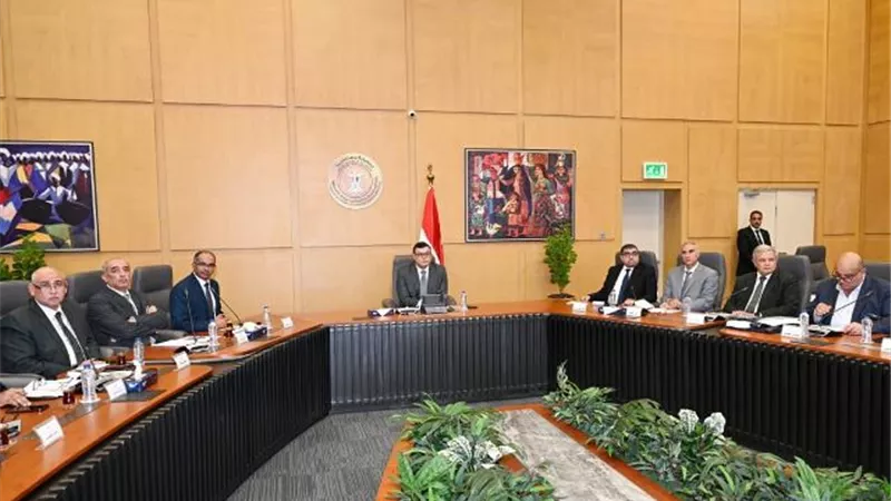 وزيرالإسكان يستعرض الجهودالمبذولةلتوطين الصناعات المتصلة بالمرافق