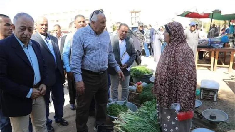 محافظ الوادى الجديد يقود التاجر لتخفيف العبء عن كاهل المواطن