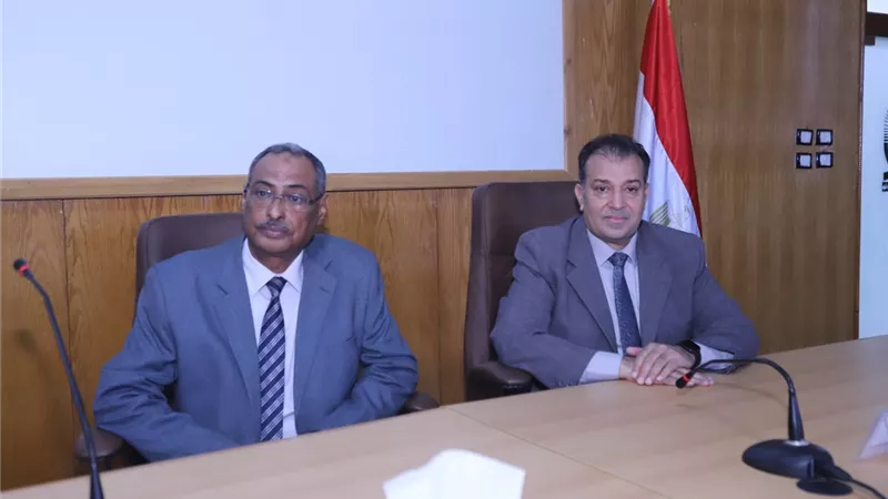 عكاوى يسلم شهادات اجتياز برنامج المدير الادارى بجامعة جنوب الوادي