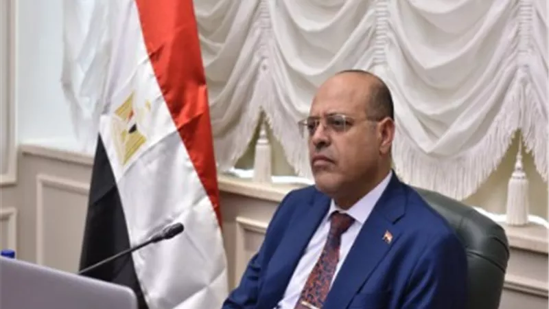 وزير العمل يتلقى تقريرا بشأن تجديد الإقامة لمهندسين مصريين بالكويت