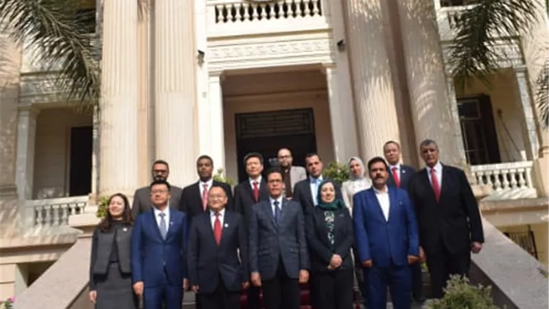 رئيس جامعة بنها يبحث تعزيز التعاون مع وفد جامعة ووهان بالصين