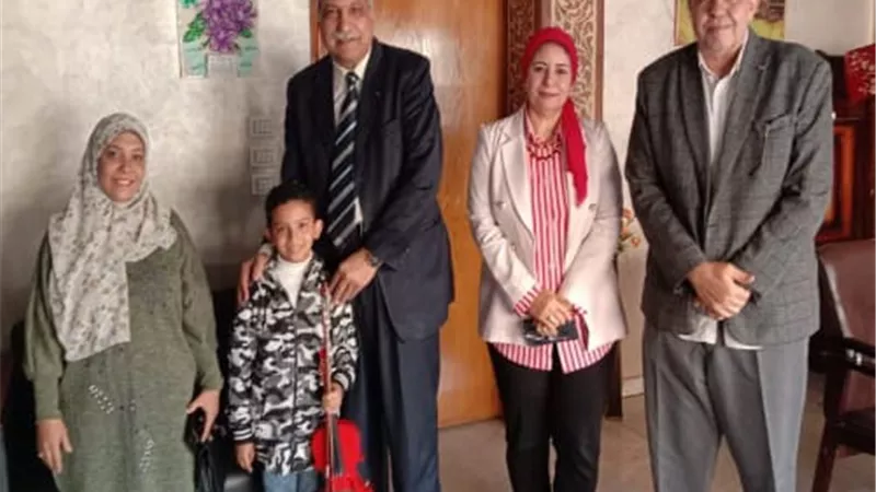 مدير تعليم القليوبية يكرم طالب لتميزه في الموسيقى بإدارة بنها