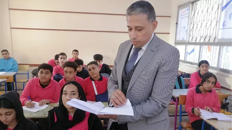 عطية يتابع سير العمليه التعليمية بإدارتي الدقي والعجوزة التعليمية