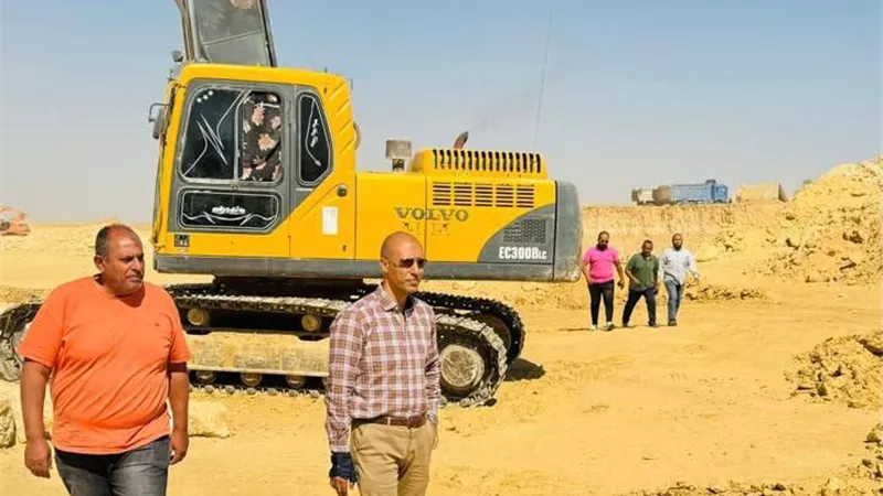 رئيس جهاز القاهرة الجديدة يتابع مشروعات الطرق بالتجمع السادس