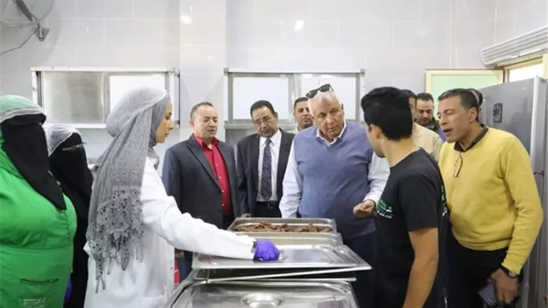 المحافظ يكافئ مطبخ الكفاح ويشيد بمستوى الجودة وسلامة الغذاء