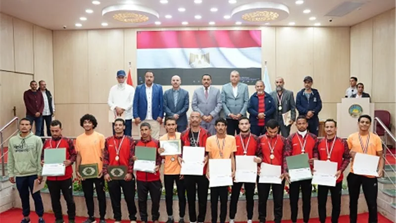 تكرم فريق مطروح لكرة القدم للصم وضعاف السمع لصعوده للدورى الممتاز