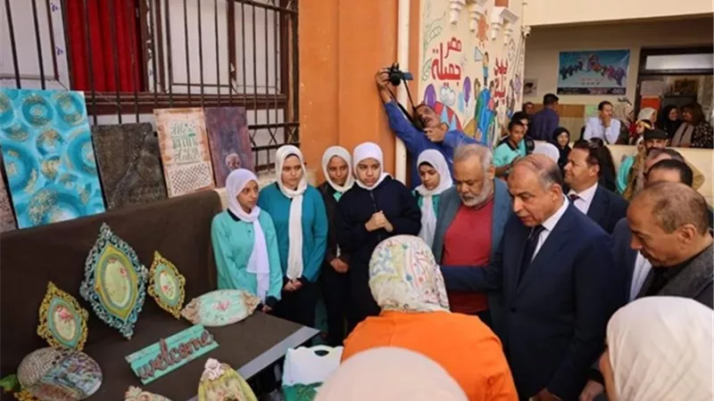 محافظ المنيا يتفقد مدرسة المنيا الرسمية للغات ويشاهد عروضاً فنية