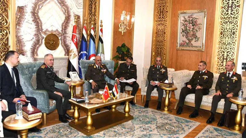 رئيس الأركان يلتقى رئيس هيئةالأركان العامة للقوات المسلحة التركية