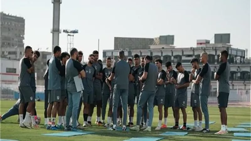 ملحق السفارة المصرية بليبيا يحضر مران الزمالك قبل ودية النصر