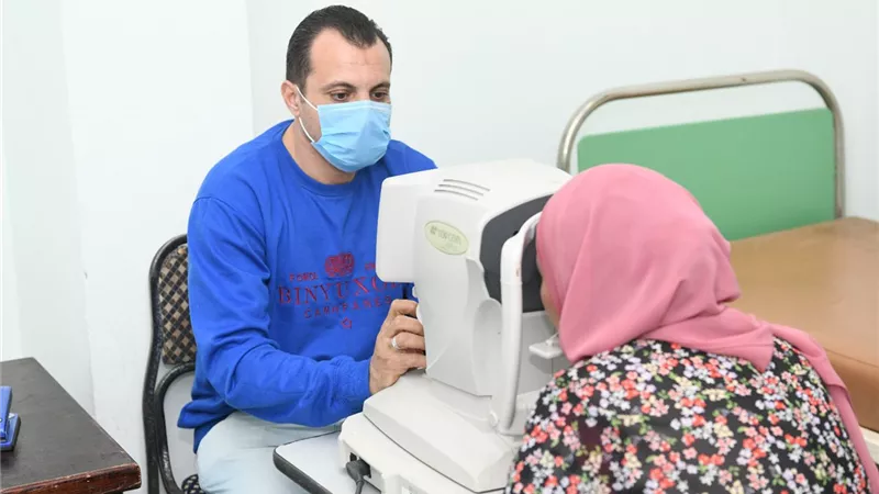 محافظ قنا يتفقد أعمال القافلة الطبية لعلاج أمراض العيون
