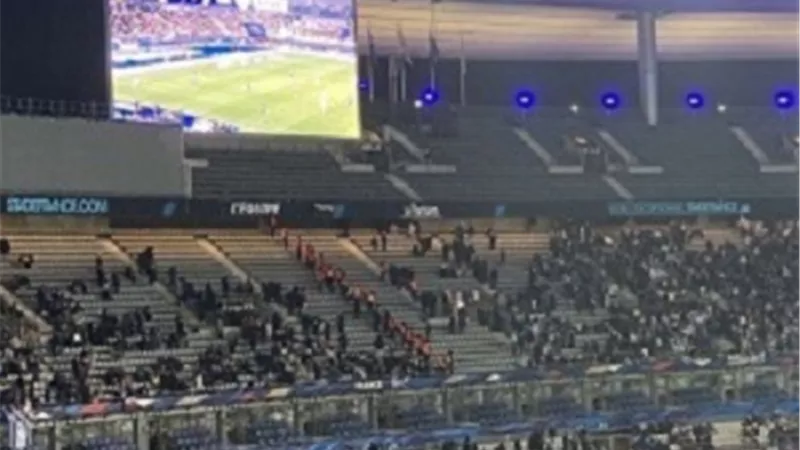 شاهد .. جماهير الكيان الصهيونى تتعدى على الجماهير الفرنسية بباريس