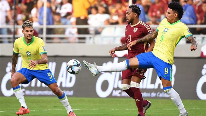 شاهد..إيقاف مباراة فنزويلاوالبرازيل بعد فتح رشاشات المياه أثناء اللقاء