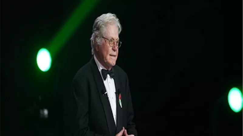 اليوم.. حسين فهمي يفتتح سوق الصناعة بمهرجان القاهرة السينمائي