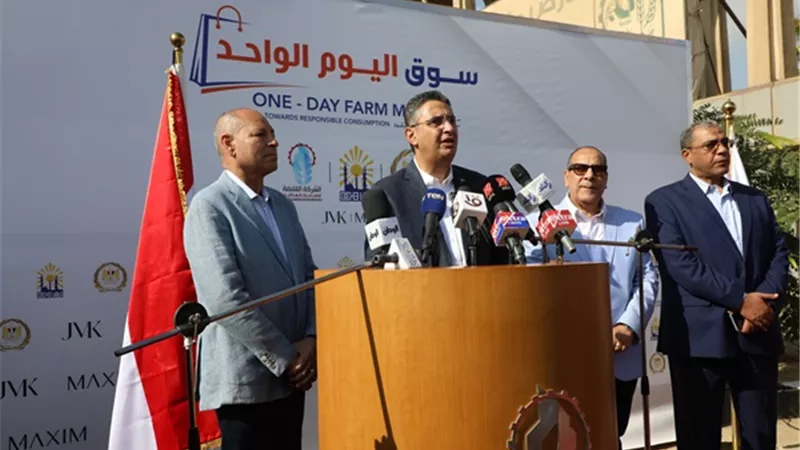 وزير التموين ومحافظ القاهرة يفتتحان أول أسواق اليوم الواحد بمدينة نصر