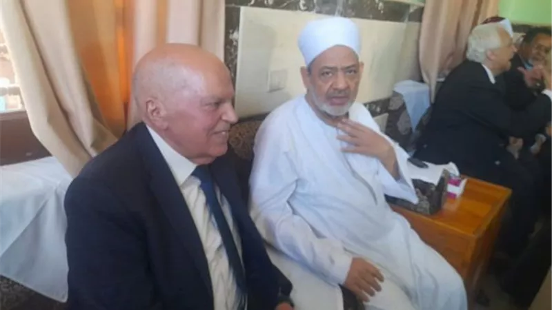 نقيب المعلمين يقدم العزاء لشيخ الأزهر في وفاة شقيقته بالأقصر