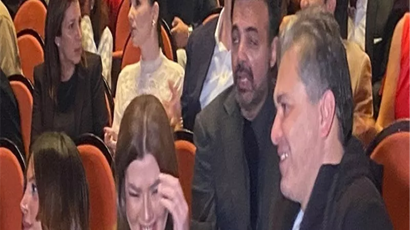رانيا فريد شوقي وزوجها يدعمان درة خلال عرض 