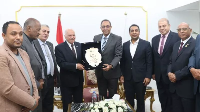 محافظ قنا يستقبل نقيب المعلمين لبحث التعاون وسد العجز