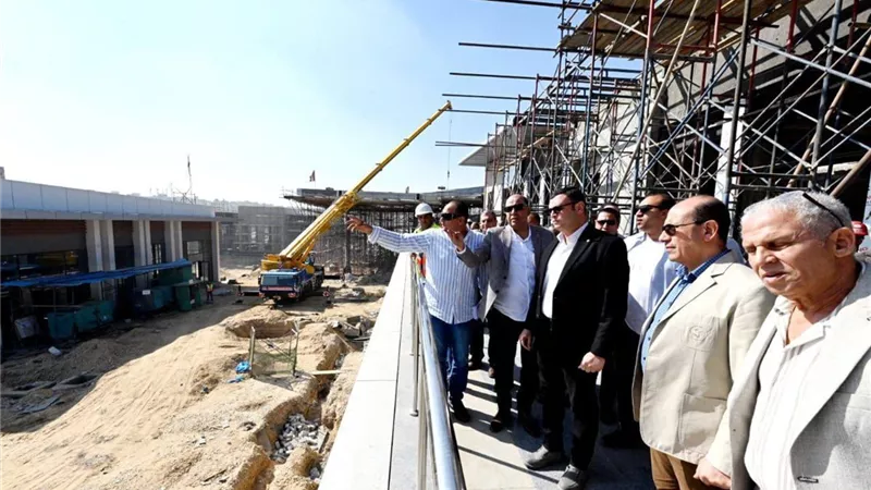 وزير الإسكان يتفقد الموقف التنفيذى لمشروع 