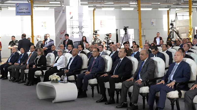 مدبولي يشيد بكفاءة الأيدي العاملة المصرية في تصنيع الأتوبيسات