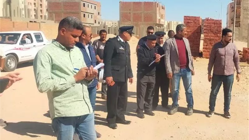 جهاز أخميم الجديدة يضرب بيد من حديد على المخلفات ويحرر13 محضر.. بالصور