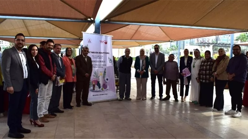 صيدلة المصرية الروسية تنظم المعرض الثالث لمستحضرات التجميل.. صور