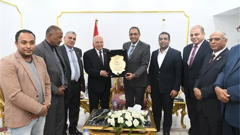 محافظ قنا ونقيب المعلمين يضعان حجر الأساس لنادي المعلمين بقنا