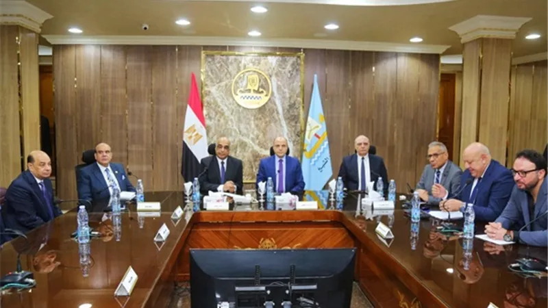 وزير العدل ومحافظ كفرالشيخ يناقشان تطوير المحاكم ومكاتب التوثيق