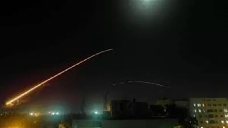 إعلام عبرى: دوي انفجار قوي في عدة مناطق وسط إسرائيل