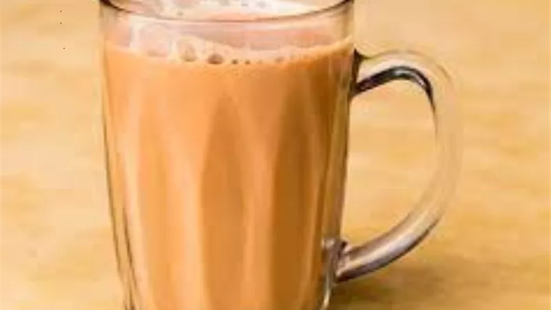 فوائد وأضرار الشاي باللبن