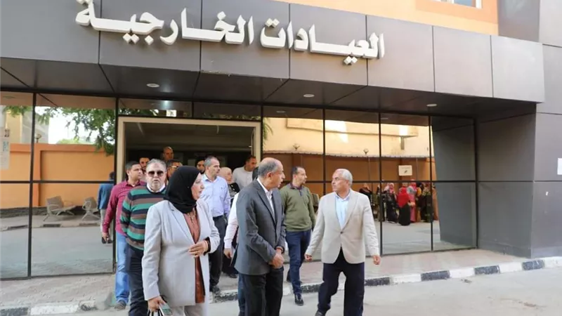 زيارة مفاجئة لمحافظ المنيا لتفقد مستشفى ديرمواس المركزي